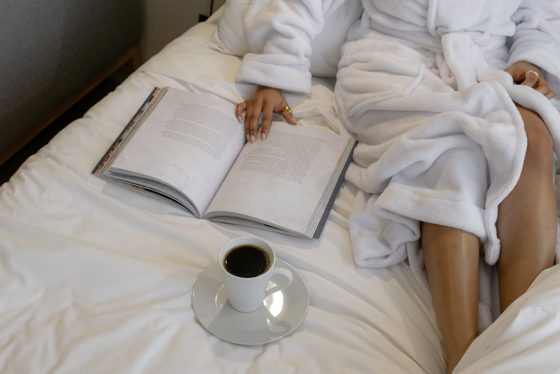 Habitat lifestyle photography: guest relaxing in room